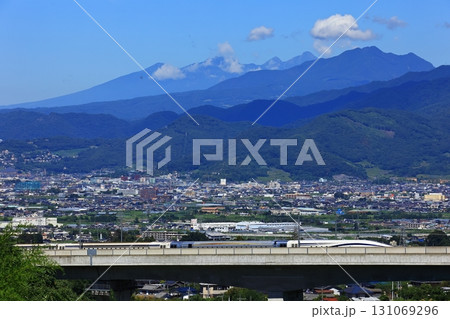 八ヶ岳とリニア中央新幹線の新型車両 131069296
