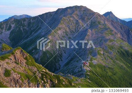 夜明けの農鳥小屋 131069493