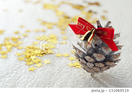 クリスマス・イメージ・松ぼっくり・白バック・シンプル・イメージ クリスマス・イメージ・松ぼっくり・白バック・シンプル・イメージ 131069519