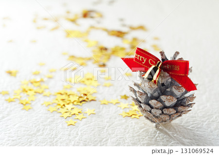 クリスマス・イメージ・松ぼっくり・白バック・シンプル・イメージ 131069524