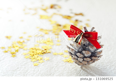 クリスマス・イメージ・松ぼっくり・白バック・シンプル・イメージ 131069525