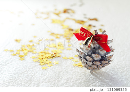 クリスマス・イメージ・松ぼっくり・白バック・シンプル・イメージ 131069526