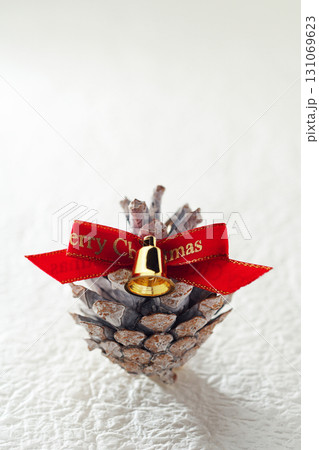 クリスマス・イメージ・松ぼっくり・白バック・シンプル・イメージ 131069623