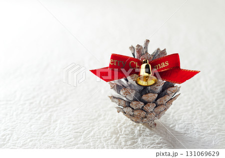 クリスマス・イメージ・松ぼっくり・白バック・シンプル・イメージ 131069629