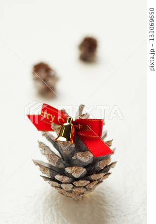 クリスマス・イメージ・松ぼっくり・白バック・シンプル・イメージ クリスマス・イメージ・松ぼっくり・白バック・シンプル・イメージ 131069650
