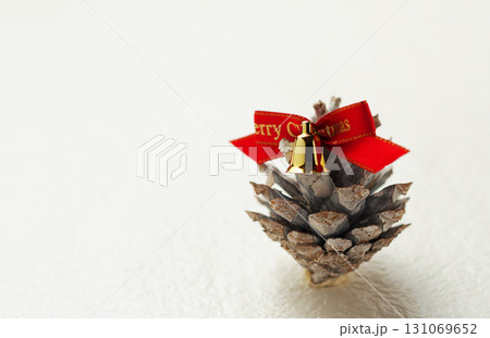 クリスマス・イメージ・松ぼっくり・白バック・シンプル・イメージ クリスマス・イメージ・松ぼっくり・白バック・シンプル・イメージ 131069652