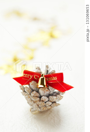 クリスマス・イメージ・松ぼっくり・白バック・シンプル・イメージ クリスマス・イメージ・松ぼっくり・白バック・シンプル・イメージ 131069653