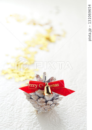 クリスマス・イメージ・松ぼっくり・白バック・シンプル・イメージ クリスマス・イメージ・松ぼっくり・白バック・シンプル・イメージ 131069654
