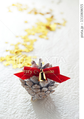 クリスマス・イメージ・松ぼっくり・白バック・シンプル・イメージ クリスマス・イメージ・松ぼっくり・白バック・シンプル・イメージ 131069655