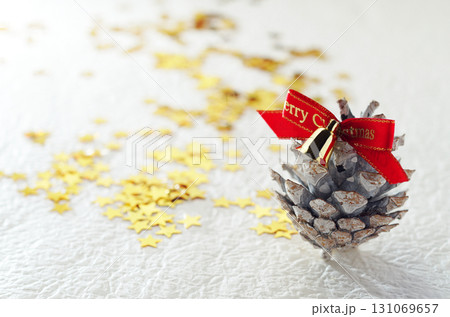 クリスマス・イメージ・松ぼっくり・白バック・シンプル・イメージ 131069657