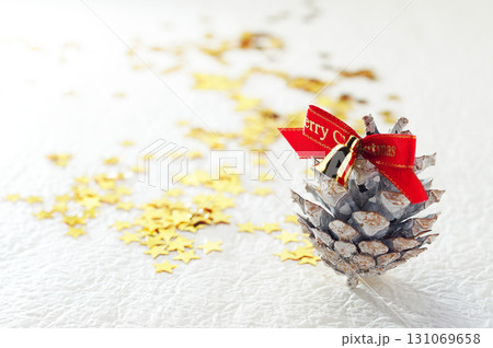 クリスマス・イメージ・松ぼっくり・白バック・シンプル・イメージ クリスマス・イメージ・松ぼっくり・白バック・シンプル・イメージ 131069658
