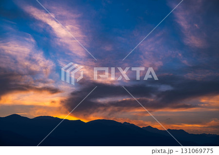 夕焼けと山岳風景 131069775