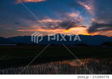 夕暮れに広がる田園風景 夕暮れに広がる田園風景 131069776
