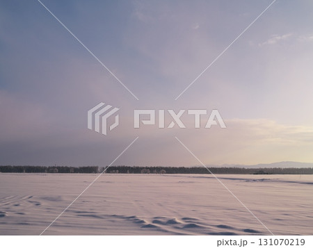 厳冬の北海道岩見沢市　雪に覆われた大地 131070219