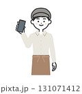 スマホを持つ帽子をかぶってエプロンを付けた男性イラスト スマホを持つ帽子をかぶってエプロンを付けた男性イラスト 131071412
