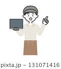 ノートパソコンを持つ帽子をかぶってエプロンを付けた男性イラスト ノートパソコンを持つ帽子をかぶってエプロンを付けた男性イラスト 131071416