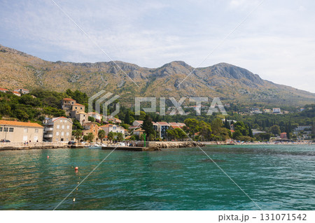 ヨーロッパ、クロアチアのアドリア海の小さな入江 131071542