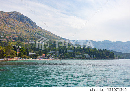 ヨーロッパ、クロアチアのアドリア海の小さな入江 131071543