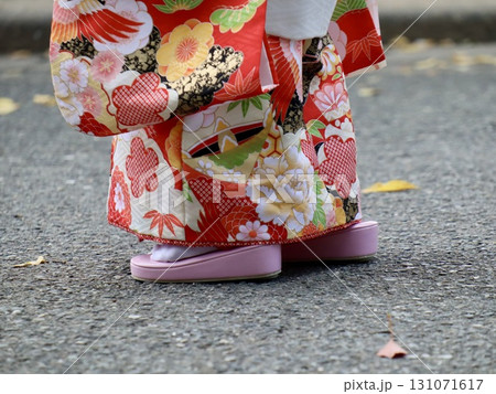 七五三 初めての草履と華やぐ着物を着た女の子の足元 七五三 初めての草履と華やぐ着物を着た女の子の足元 131071617