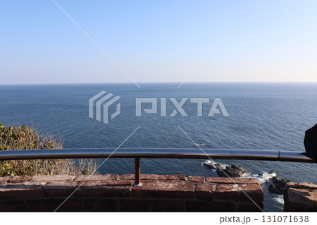 柵の向こうに広がる静寂 ― 海と空の境界線 131071638