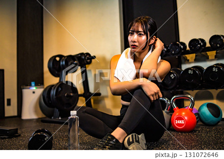 運動した後に座って休憩する女性　ジムで運動するかっこいい女性　ポージング 131072646