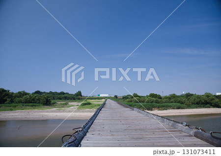 京都　木津川に架かる流れ橋7 131073411