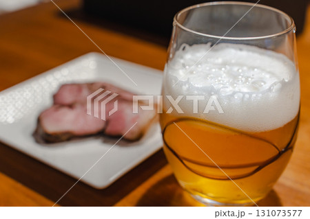 ビールとローストポークの夕食 ビールとローストポークの夕食 131073577