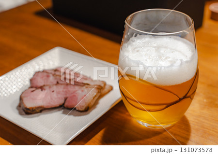 ビールとローストポークの夕食 131073578