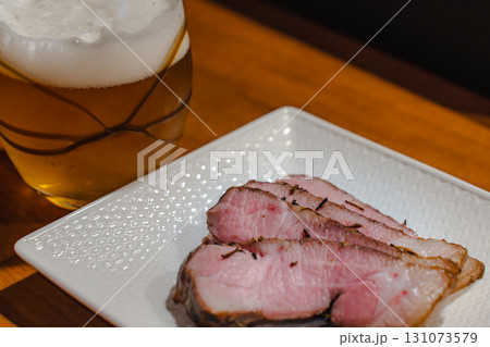 ビールとローストポークの夕食 ビールとローストポークの夕食 131073579