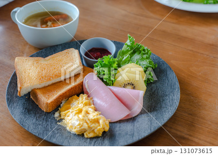朝食, トースト, スクランブルエッグ, ハム, キウイ, フルーツ, サラダ, レタス, スープ, 朝食, トースト, スクランブルエッグ, ハム, キウイ, フルーツ, サラダ, レタス, スープ, 131073615