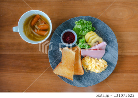 朝食, トースト, スクランブルエッグ, ハム, キウイ, フルーツ, サラダ, レタス, スープ, 朝食, トースト, スクランブルエッグ, ハム, キウイ, フルーツ, サラダ, レタス, スープ, 131073622