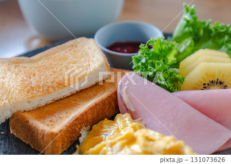 朝食, トースト, スクランブルエッグ, ハム, キウイ, フルーツ, サラダ, レタス, スープ, 131073626