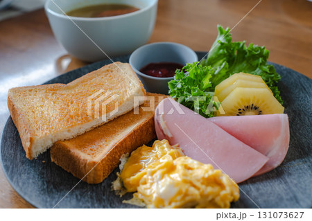 朝食, トースト, スクランブルエッグ, ハム, キウイ, フルーツ, サラダ, レタス, スープ, 131073627