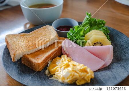 朝食, トースト, スクランブルエッグ, ハム, キウイ, フルーツ, サラダ, レタス, スープ, 131073628