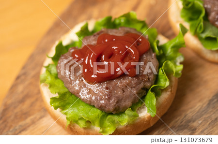 手作りハンバーガーの制作過程 131073679