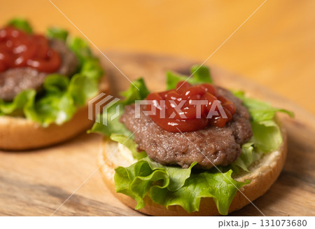 手作りハンバーガーの制作過程 手作りハンバーガーの制作過程 131073680