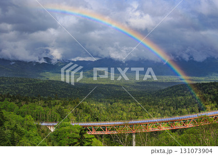 北海道・三国峠にかかる幻想的な虹景色 北海道・三国峠にかかる幻想的な虹景色 131073904