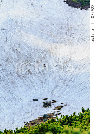 白雲岳の大雪渓を滑降するボーダー 131073922