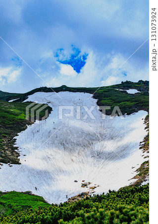 白雲岳の広大な雪渓 131073924