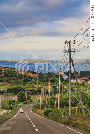 青い海と風力発電のある丘陵地帯 131073933