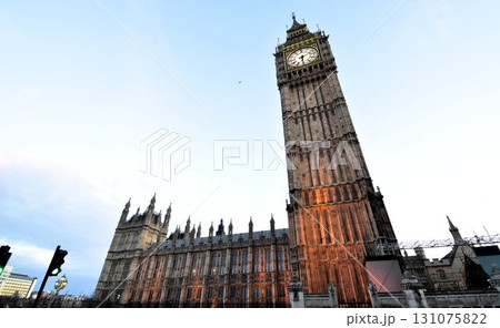 ビッグベン：夕暮れに染まり、青空に伸びる 131075822