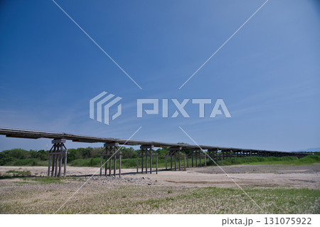 京都 木津川の広い河原からみる流れ橋7 京都 木津川の広い河原からみる流れ橋7 131075922