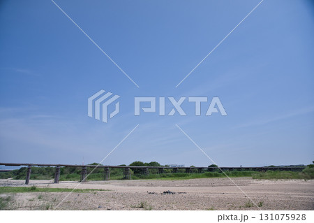 京都　木津川の広い河原からみる流れ橋13 131075928