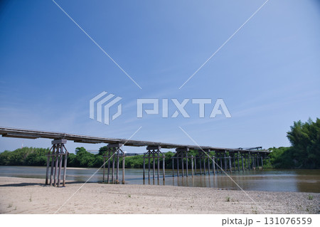 京都　木津川の水面からみる流れ橋1 131076559