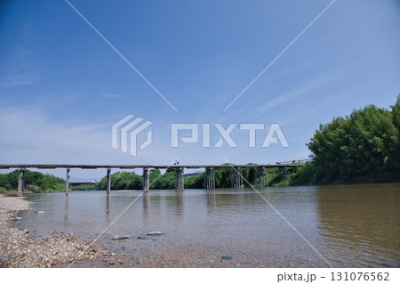 京都　木津川の水面からみる流れ橋3 131076562