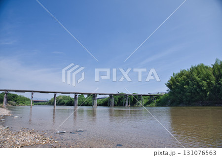 京都 木津川の水面からみる流れ橋4 京都 木津川の水面からみる流れ橋4 131076563
