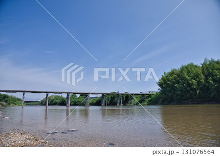 京都　木津川の水面からみる流れ橋5 131076564