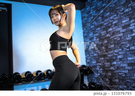 ポージングする鍛えた女性 ジムで運動するかっこいい女性 背筋 ヒップアップ 筋トレ女子 ポージングする鍛えた女性 ジムで運動するかっこいい女性 背筋 ヒップアップ 筋トレ女子 131076793