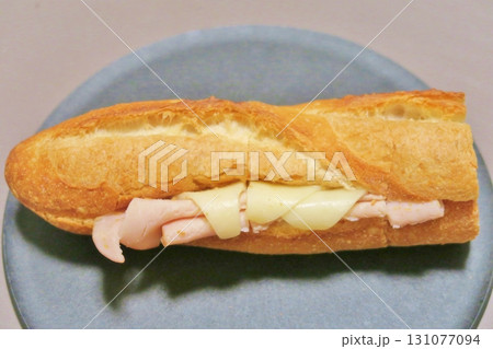 ハムとチーズのカスクート 131077094