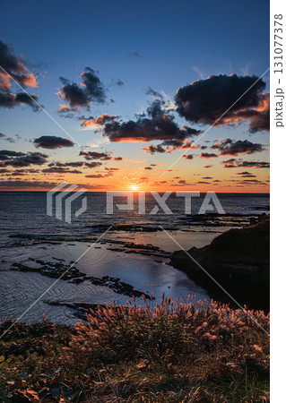 日本海に映える夕暮れのドラマチックな空 131077378